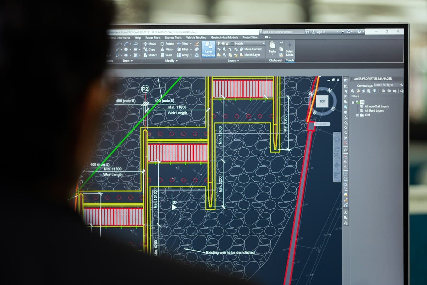 Ingeniero trabajando en un diseño asistido por computadora