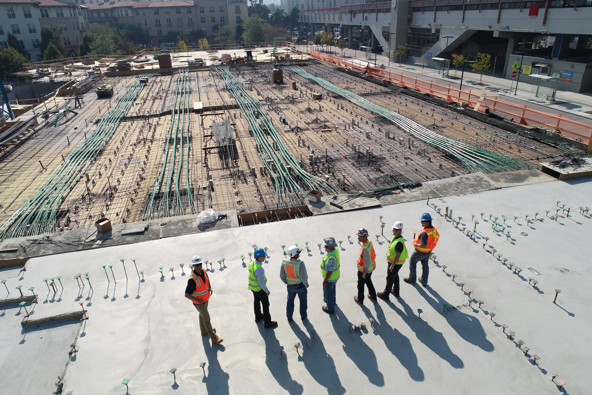 Equipo de ingenieros revisando una obra