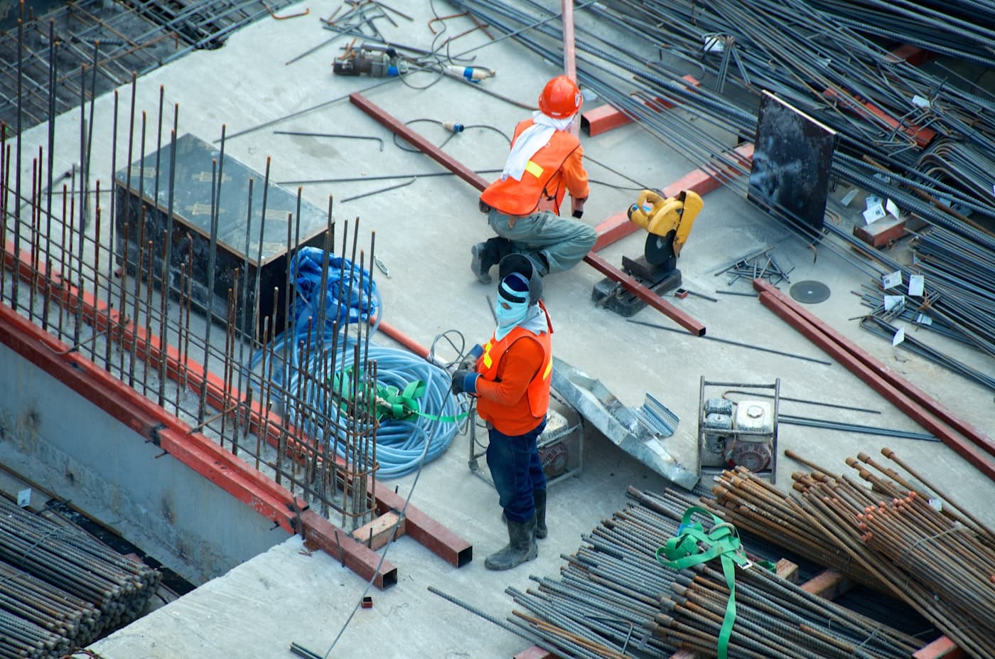 Ingenieros trabajando en una obra